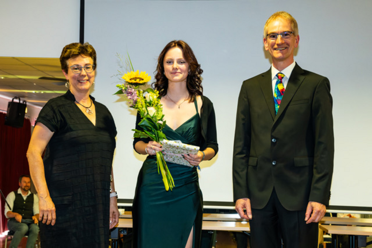 Leony Löbnitz mit der Abiturnote 1,5 von der Oberstufenleiterin Frau Grünewald und Herrn Liese geehrt.